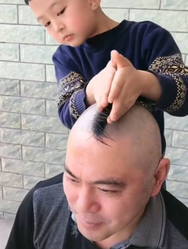 Con trai sợ cắt tóc, bố quyết định hi sinh sắc đẹp của mình để con trai không còn sợ nữa - Ảnh 3.