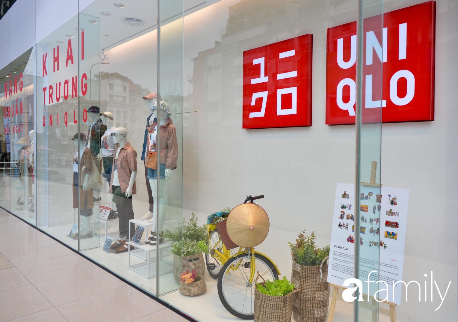 Giờ G đã điểm, UNIQLO chính thức khai trương "nam thanh nữ tú" xếp hàng dài chật kín trước sảnh Vincom Phạm Ngọc Thạch - Ảnh 3.