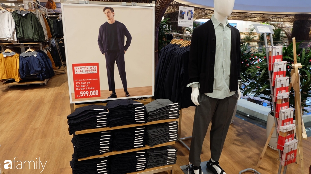 UNIQLO khai trương: Khu áo phông giá từ 249k tấp nập, bất ngờ khi có cả dịch vụ sửa quần - Ảnh 15.