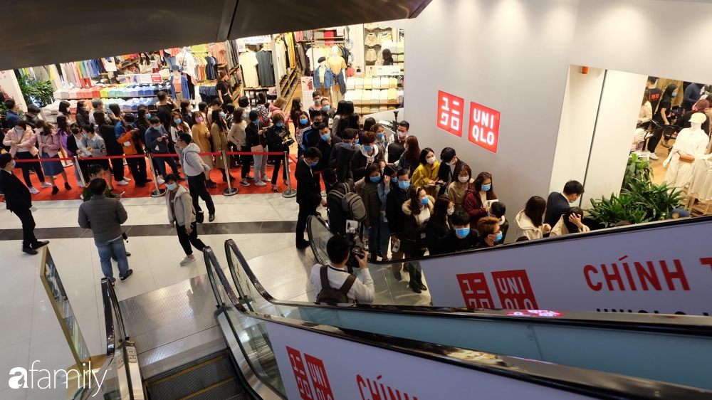 UNIQLO khai trương: Khu áo phông giá từ 249k tấp nập, bất ngờ khi có cả dịch vụ sửa quần - Ảnh 10.