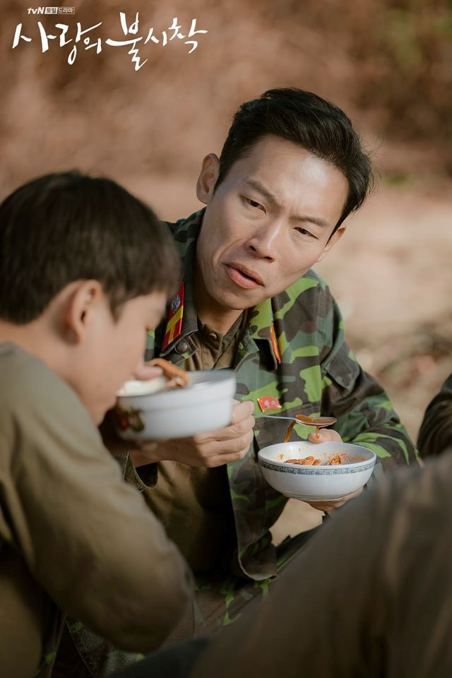 "Crash Landing On You": "Thánh nhây" Pyo Chi Su tiết lộ không dám nhìn Hyun Bin vì quá đẹp trai, bật mí lý do "ghét" Son Ye Jin  - Ảnh 10.
