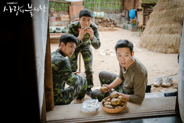 "Crash Landing On You": "Thánh nhây" Pyo Chi Su tiết lộ không dám nhìn Hyun Bin vì quá đẹp trai, bật mí lý do "ghét" Son Ye Jin  - Ảnh 7.