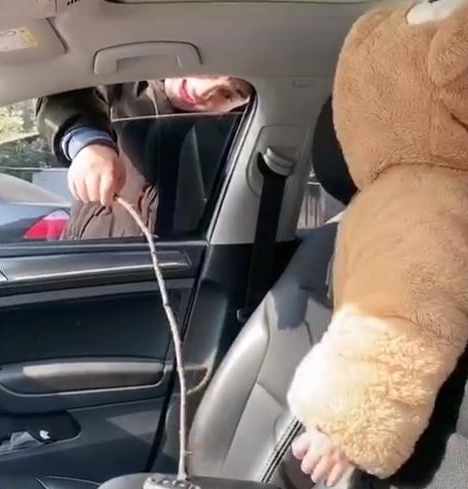 Bố cố gắng khều chìa khóa để quên trong ô tô, hành động bất ngờ của cậu con trai nhỏ khiến bố phải "khóc dở mếu dở" - Ảnh 2.