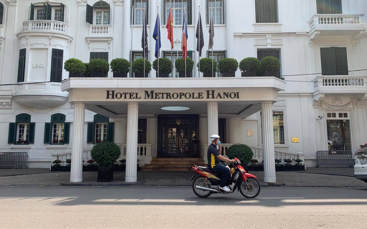 Khách sạn Metropole tạm dừng hoạt động để khử khuẩn do có hai du khách từng lưu trú tại đây dương tính với Covid-19