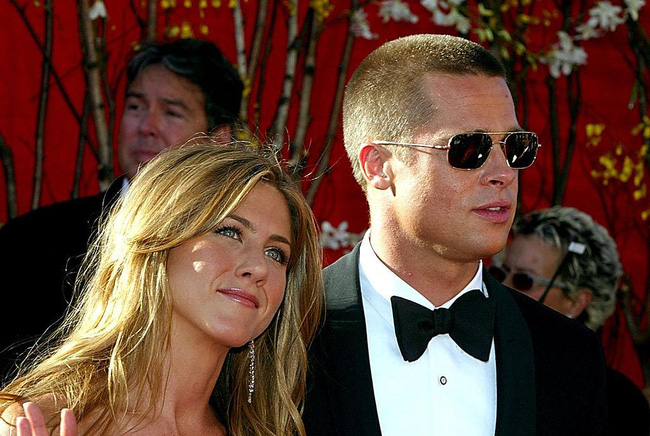 Brad Pitt dẫn một người phụ nữ bí ẩn đi xem ca nhạc sau tin đồn tái hợp cùng vợ cũ Jennifer Aniston - Ảnh 3.
