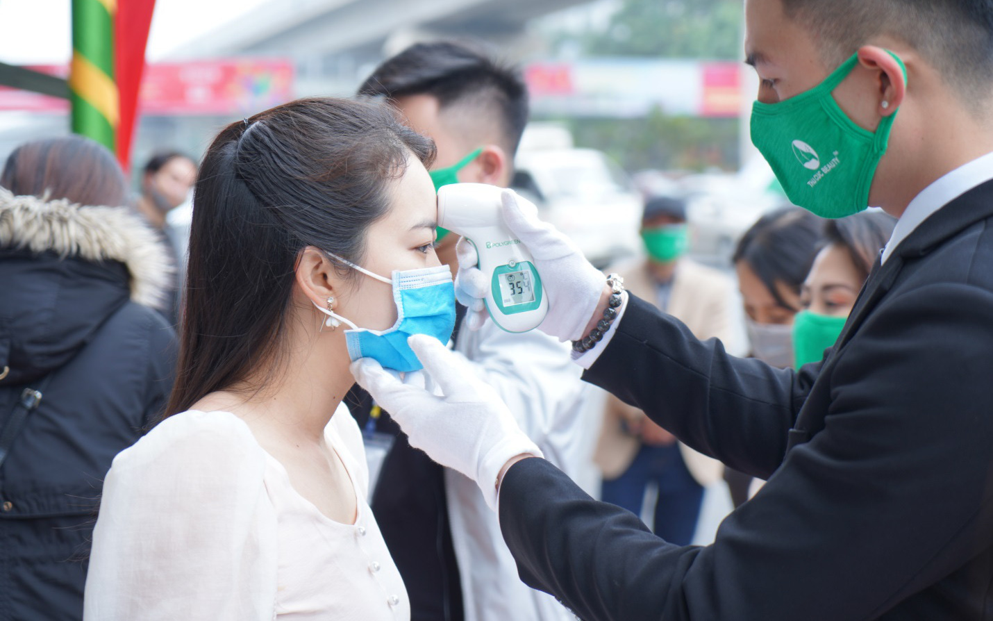 Mừng quốc tế phụ nữ, nhiều chị em được làm đẹp miễn phí 100%
