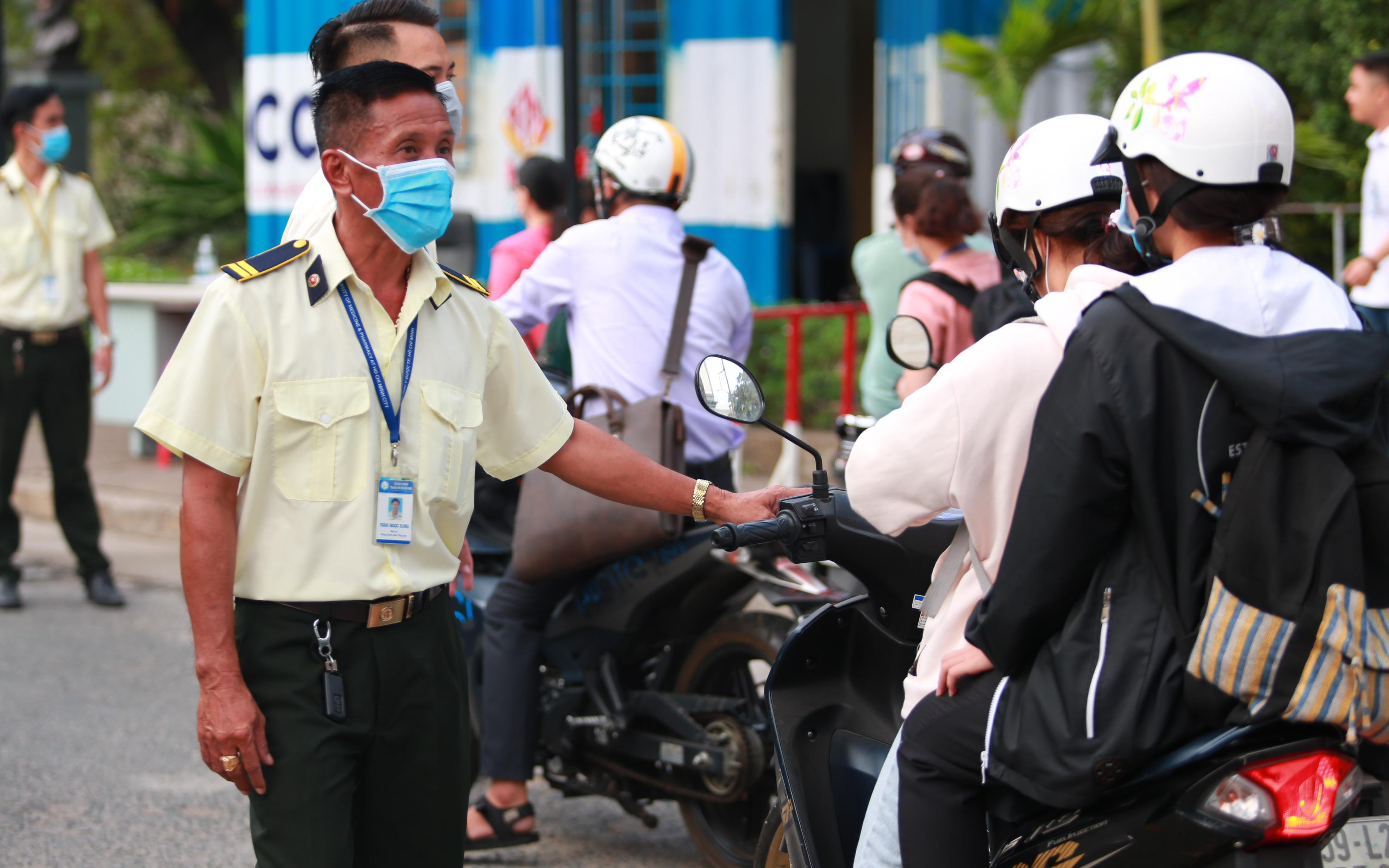 Cận cảnh sinh viên trường đại học duy nhất tại TP.HCM đi học trở lại trong mùa dịch Covid-19