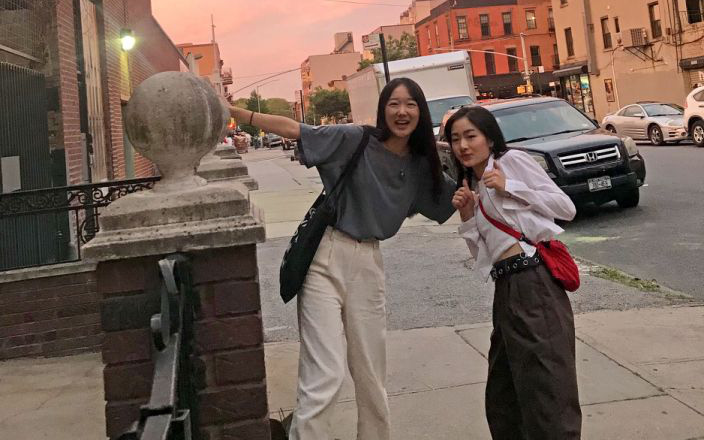 Hai cô gái ghi lại hành trình rời New York trở về Trung Quốc trong bối cảnh dịch Covid-19 cùng những trải nghiệm mong được chia sẻ