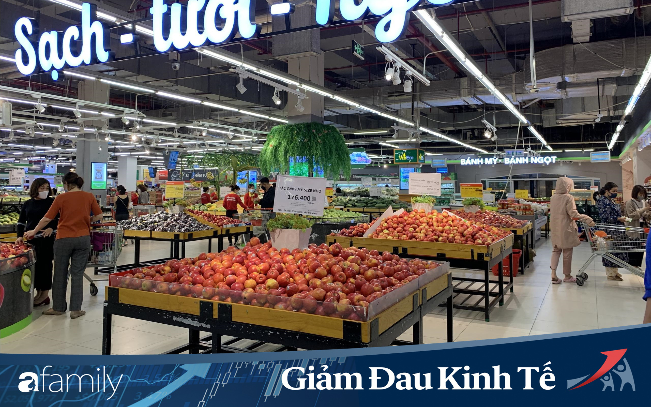 Hà Nội: Sau thông báo cách ly toàn xã hội, lương thực tại các siêu thị vẫn đầy ắp, thêm khoảng cách an toàn cho khách hàng tại quầy thanh toán