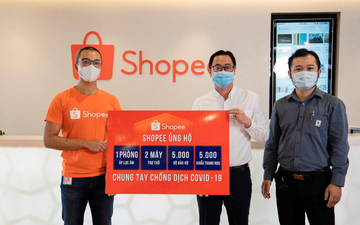 Shopee ủng hộ các thiết bị y tế trị giá 3 tỷ đồng cho tuyến đầu chống dịch COVID-19