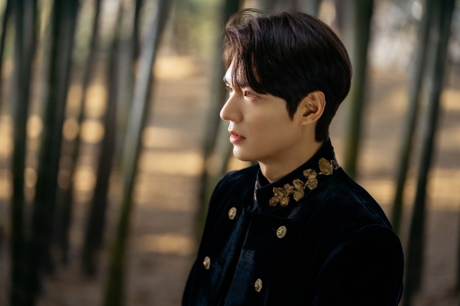 "Quân vương bất diệt" rò rỉ ảnh mới: Lee Min Ho đẹp trai điên đảo nhưng gây sốc lại là Lee Jung Jin với khuôn mặt đầy máu  - Ảnh 2.