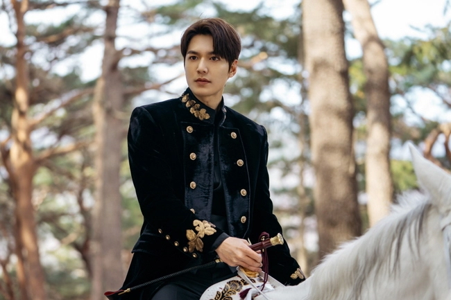 "Quân vương bất diệt" rò rỉ ảnh mới: Lee Min Ho đẹp trai điên đảo nhưng gây sốc lại là Lee Jung Jin với khuôn mặt đầy máu  - Ảnh 3.