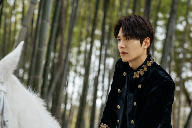 "Quân vương bất diệt" rò rỉ ảnh mới: Lee Min Ho đẹp trai điên đảo nhưng gây sốc lại là Lee Jung Jin với khuôn mặt đầy máu  - Ảnh 6.