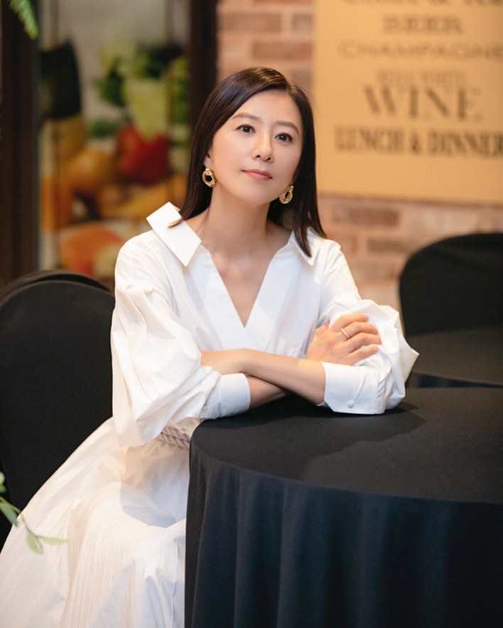 Chị vợ cao tay của "Thế Giới Hôn Nhân": 54 tuổi mà da dẻ vẫn căng mịn, vòng eo còn nhỏ gọn hơn cả tiểu tam, tất cả xoay quanh 4 tips quan trọng - Ảnh 2.