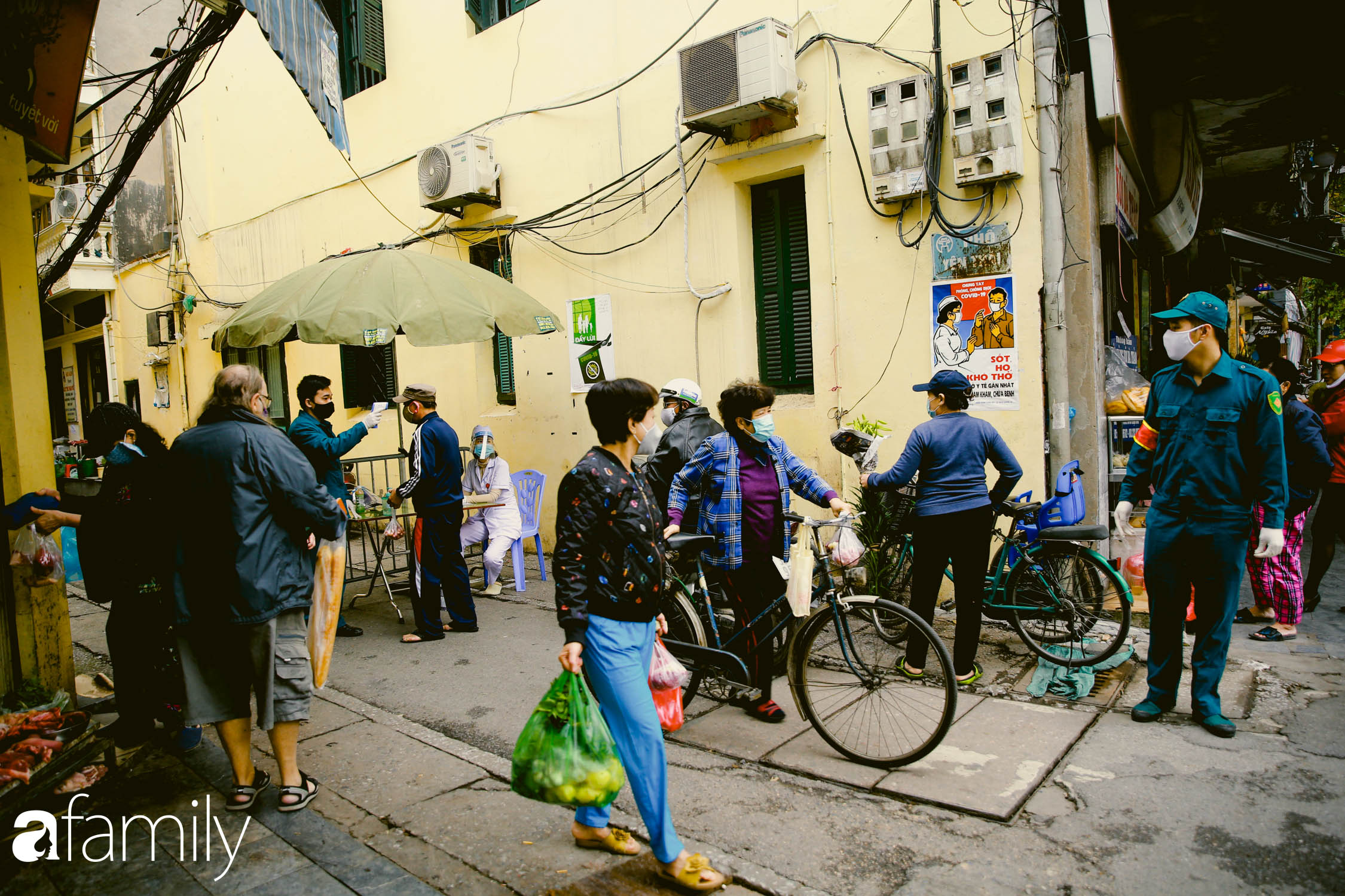 Khu chợ trong phố cổ Hà Nội kẻ vạch giãn cách 2 mét, chỉ bán hàng cho những người chịu đo thân nhiệt, đeo khẩu trang - Ảnh 1.