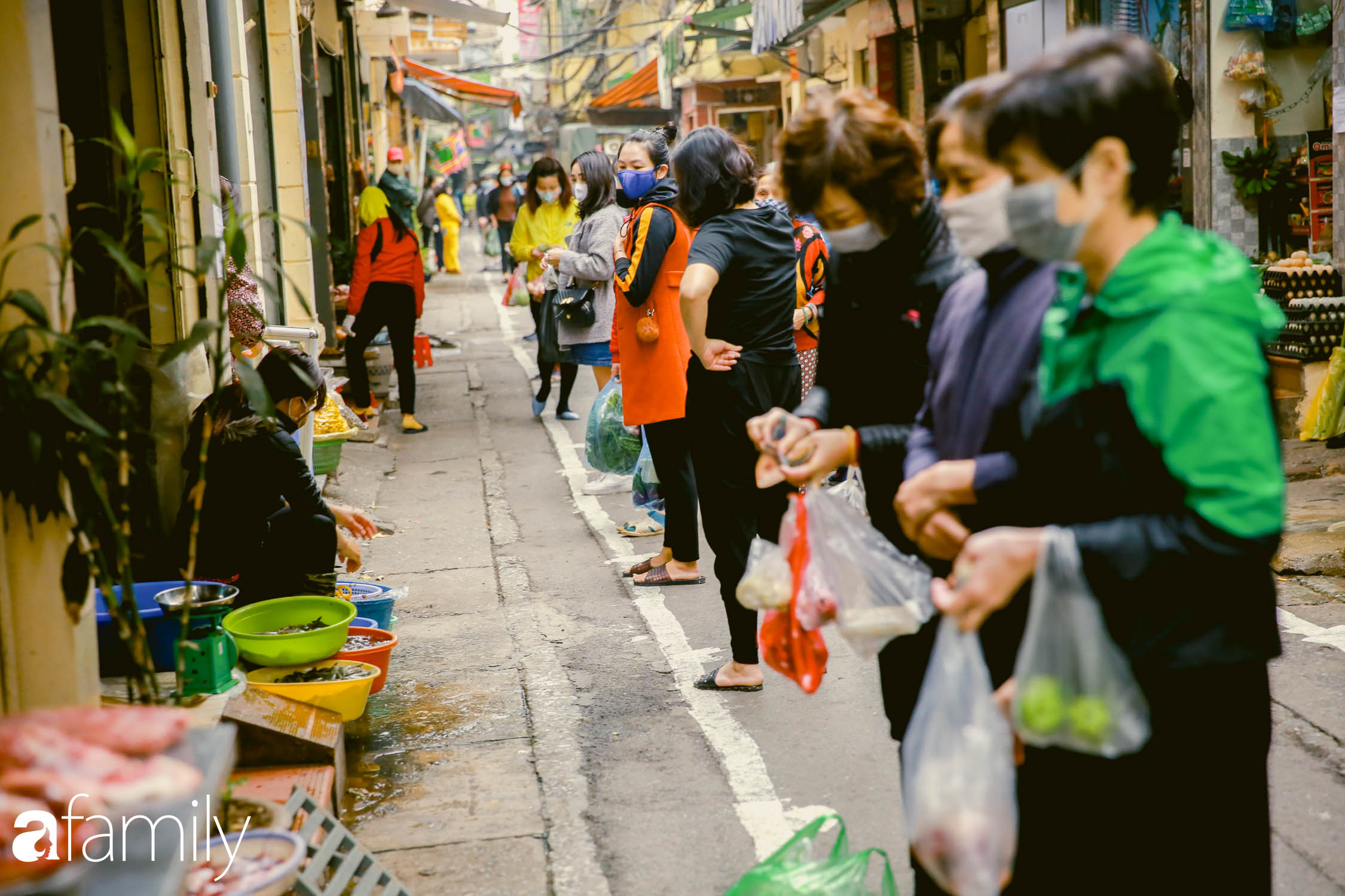 Khu chợ trong phố cổ Hà Nội kẻ vạch giãn cách 2 mét, chỉ bán hàng cho những người chịu đo thân nhiệt, đeo khẩu trang - Ảnh 5.