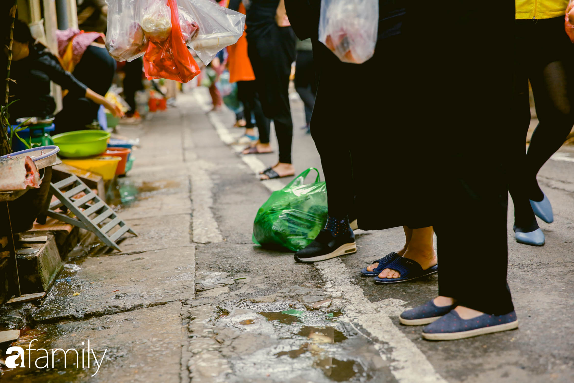 Khu chợ trong phố cổ Hà Nội kẻ vạch giãn cách 2 mét, chỉ bán hàng cho những người chịu đo thân nhiệt, đeo khẩu trang - Ảnh 6.