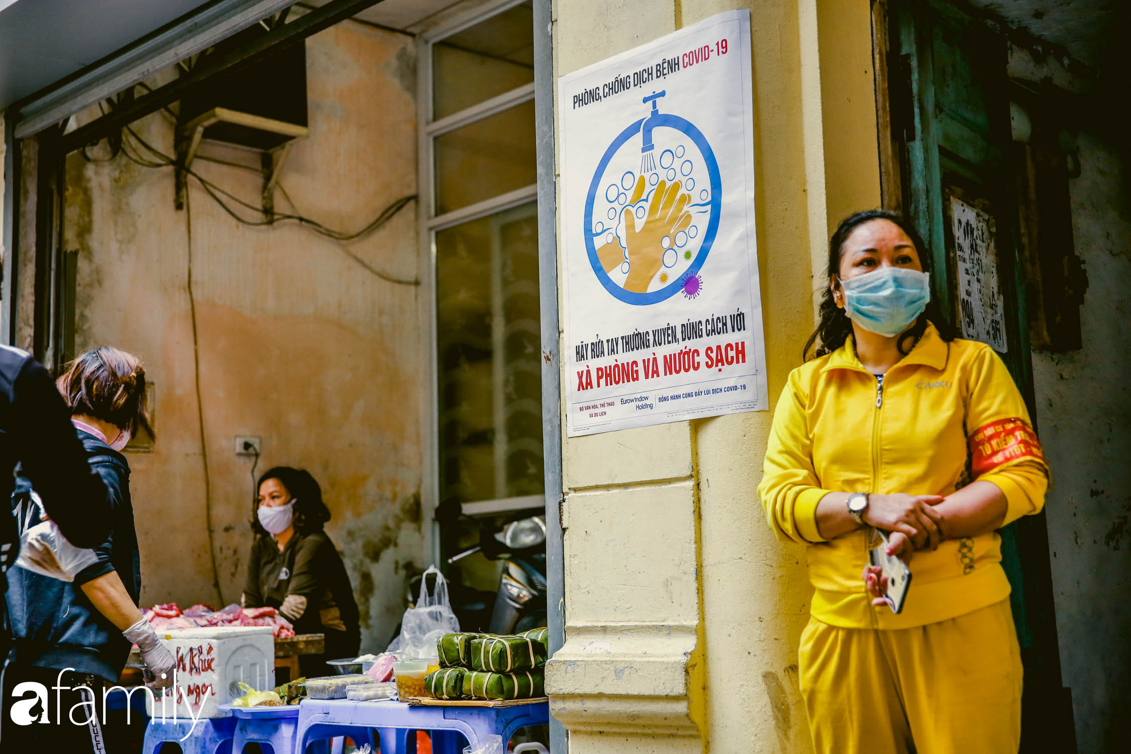 Khu chợ trong phố cổ Hà Nội kẻ vạch giãn cách 2 mét, chỉ bán hàng cho những người chịu đo thân nhiệt, đeo khẩu trang - Ảnh 10.