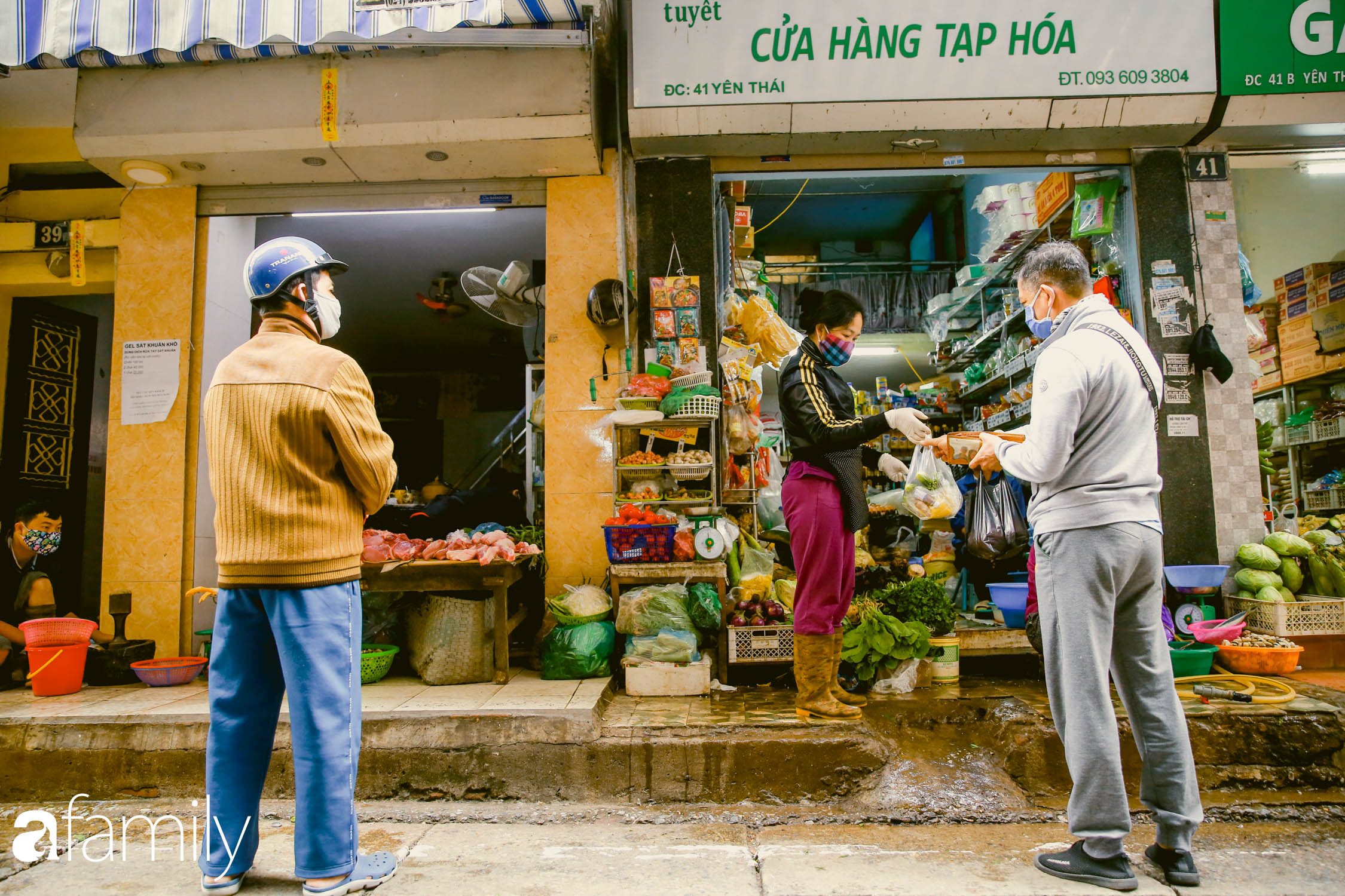 Khu chợ trong phố cổ Hà Nội kẻ vạch giãn cách 2 mét, chỉ bán hàng cho những người chịu đo thân nhiệt, đeo khẩu trang - Ảnh 8.
