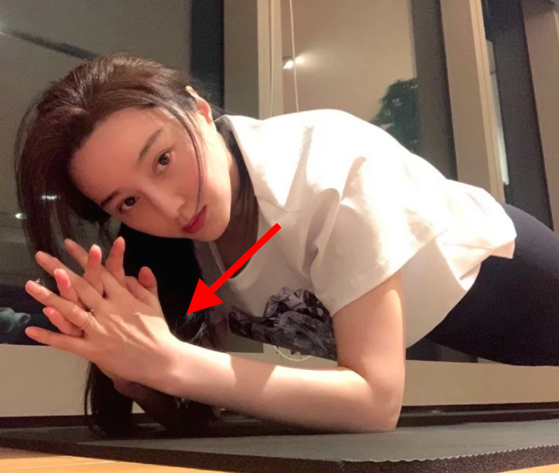 Phạm Băng Băng tập Plank để có cơ bụng số 11 nhưng lại mắc lỗi sai cơ bản mà đa số ai tập cũng gặp phải - Ảnh 1.