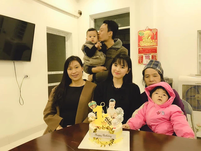Bất ngờ với hình ảnh phổng phao sau 4 năm về với mẹ nuôi của bé gái Lào Cai suy dinh dưỡng, nụ cười và ánh mắt của con cũng tươi tắn và lanh lợi chẳng kém ai đâu - Ảnh 2.