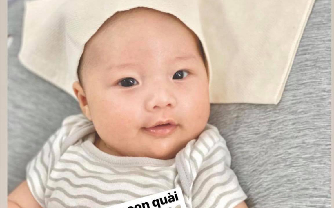 Em gái Trấn Thành chính thức gia nhập hội mẹ bỉm &quot;cuồng con&quot; với bức ảnh chụp công chúa đầu lòng có khuôn miệng cười cực đáng yêu
