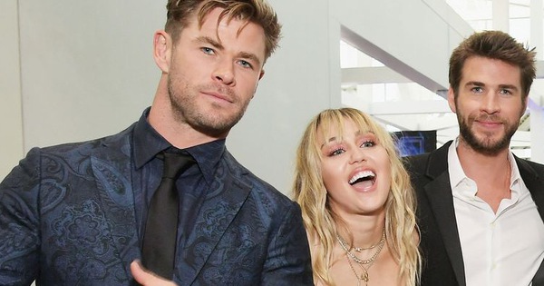 &quot;Thor&quot; Chris Hemsworth &quot;đá đểu&quot; Miley Cyrus trên bìa tạp chí chỉ bằng một chi tiết đặc biệt?