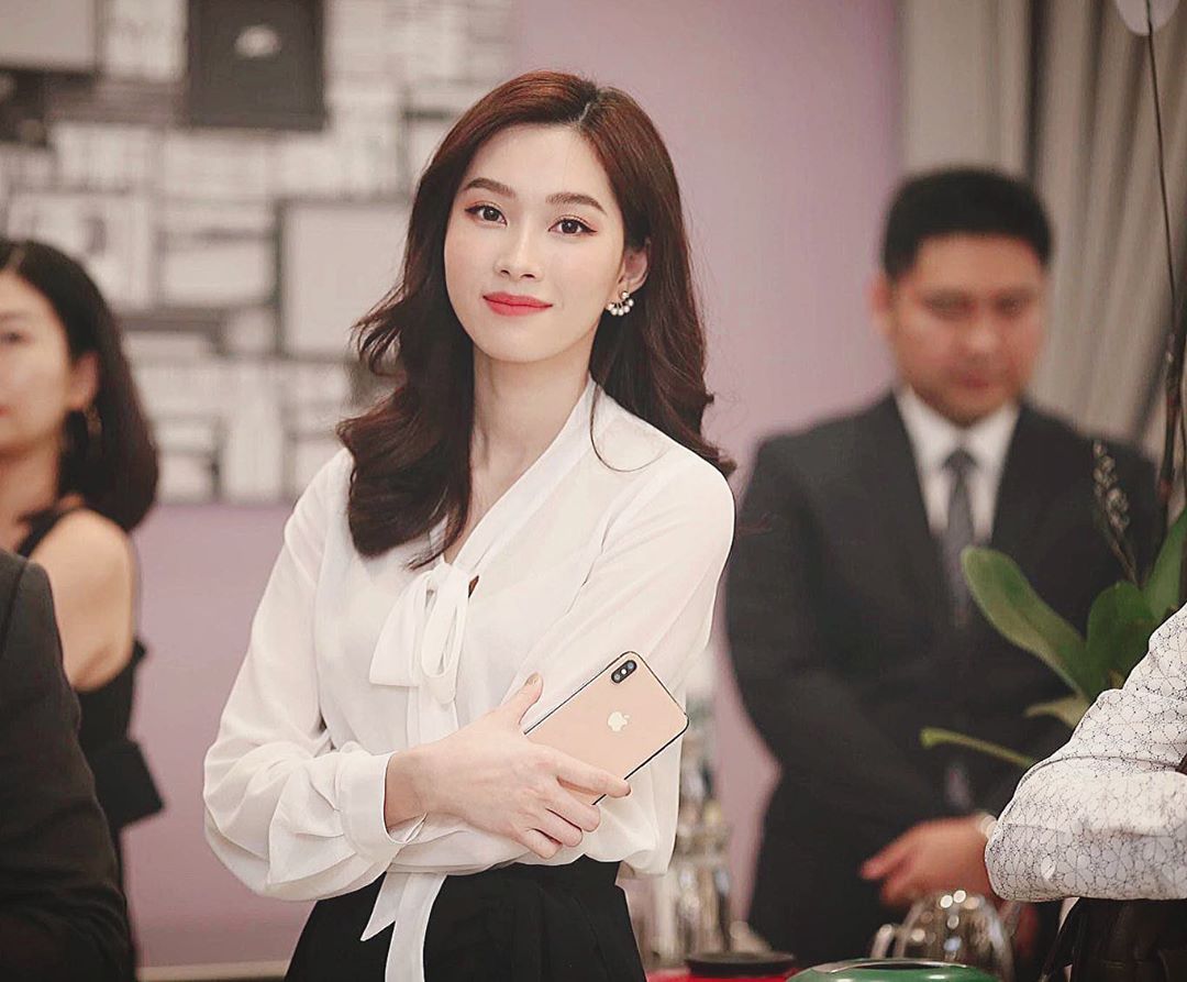 6 cách diện áo blouse thắt nơ giúp nàng công sở khỏi lo "ngày mai mặc gì" - Ảnh 1.