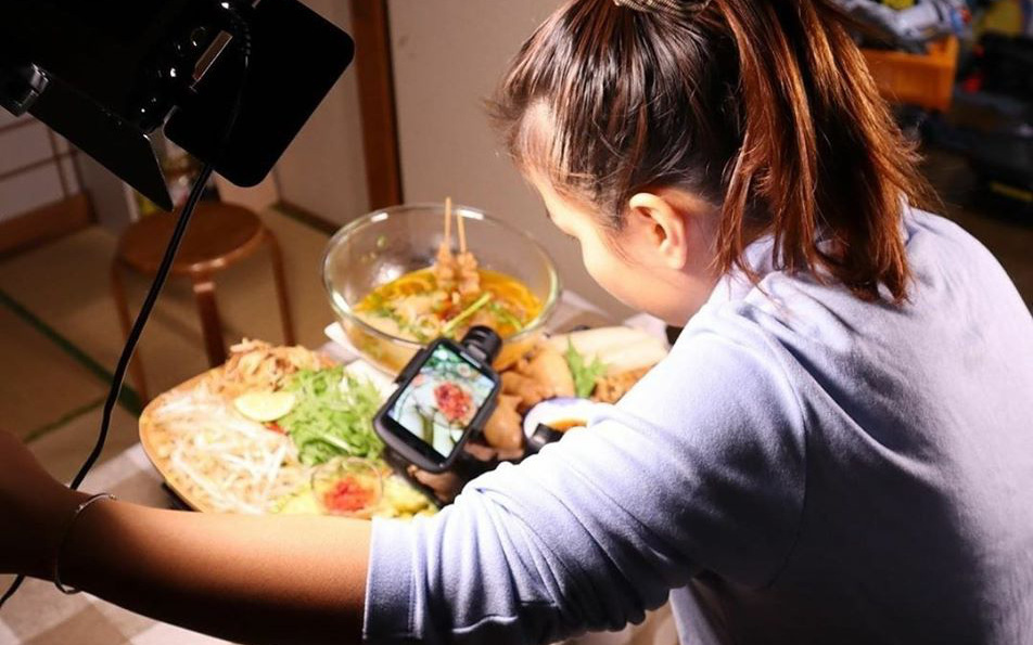 Quỳnh Trần JP khoe ảnh hậu trường của loạt clip triệu view nhưng cánh tay "đô con" của nữ Youtuber lại vô tình tố cáo "hậu quả" ban đầu của việc làm vlog đồ ăn
