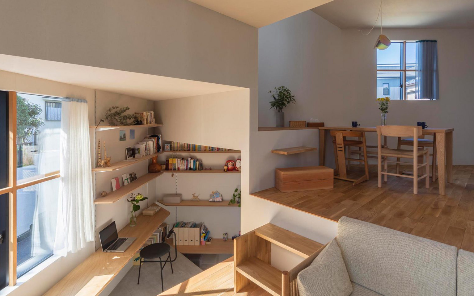 Ngôi nhà nhỏ ở Nhật được thiết kế siêu độc đáo để ăn gian diện tích, giúp nhà rộng hơn nhờ vào các không gian chức năng được chia theo... toán học