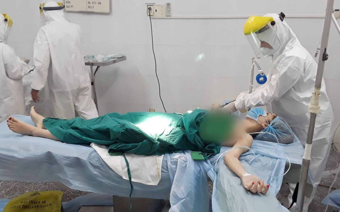Tây Ninh: Gần 10 bác sĩ mặc đồ bảo hộ cứu nữ bệnh nhân vỡ thai ngoài tử cung khi đang cách ly tập trung