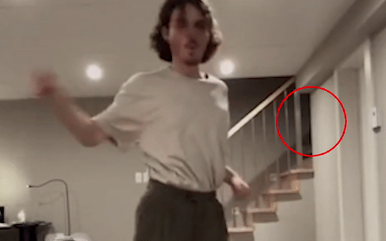 Ở nhà một mình, chàng trai đăng clip nhảy theo nhạc lên mạng không ngờ trở nên viral nhờ vào bóng dáng kì lạ phía sau lưng