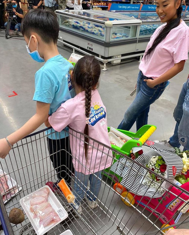 Con gái Đoan Trang bám riết con trai Thu Trang - Tiến Luật, bố mẹ 2 nhà còn kịch liệt "đẩy thuyền" - Ảnh 5.