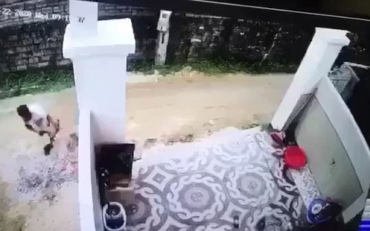 Nghệ An: Tài xế lùi xe tải cán chết bé trai trước cổng nhà rồi bỏ đi