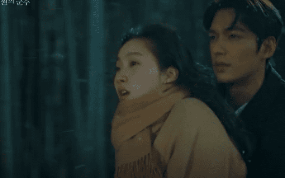 &quot;Quân vương bất diệt&quot; tập 4: Lee Min Ho khiến fan “đứng ngồi không yên” khi ôm Kim Go Eun vào lòng, cưỡi ngựa bước vào thế giới chỉ có đôi ta