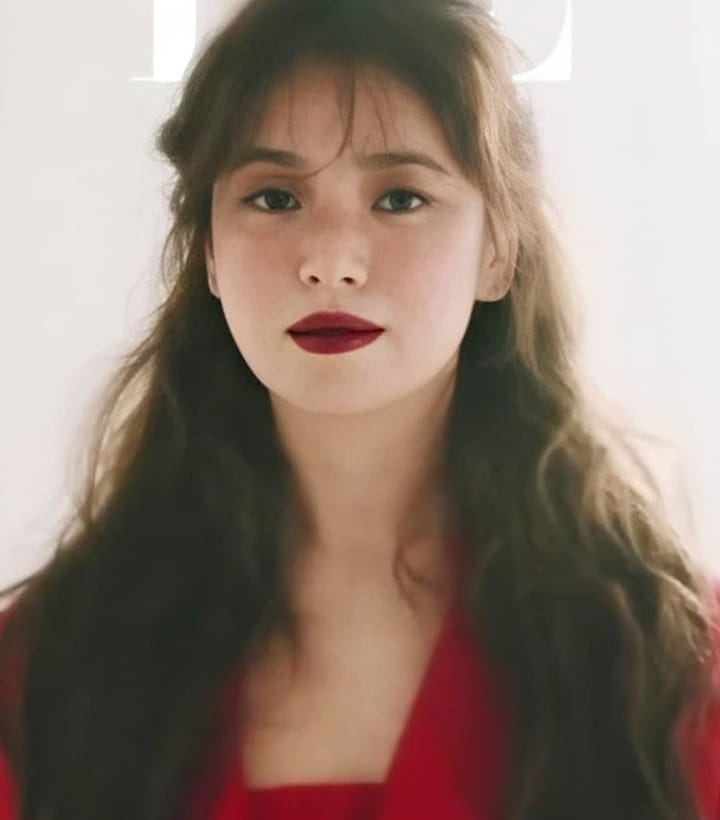 Nhan sắc của Song Hye Kyo chưa bao giờ "toang" đến thế, makeup đậm như sắp đi đóng phim kinh dị đến nơi - Ảnh 2.