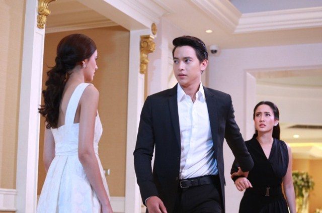 Kẻ thứ 3 đến tận nơi để "biết địch biết ta", nào ngờ được chứng kiến cảnh tượng "khủng khiếp" của vợ chồng ở nhà, cô nàng chỉ còn nước run rẩy chạy trối chết - Ảnh 2.