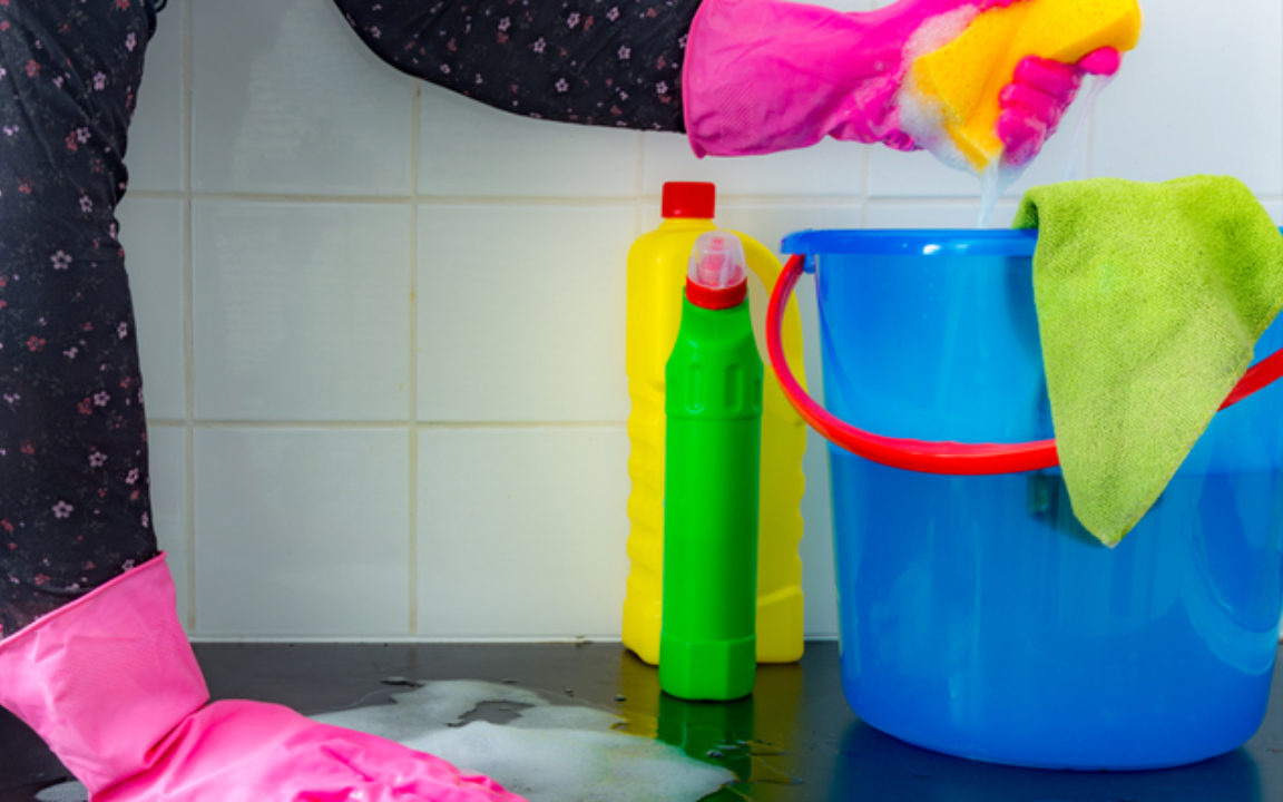 Chuyên gia hướng dẫn sử dụng chất tẩy rửa đúng cách để đảm bảo an toàn và phòng ngừa dịch bệnh