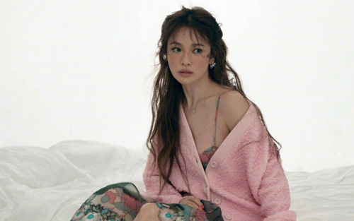 Song Hye Kyo &quot;lột xác&quot; sau khi ly hôn ai cũng biết nhưng táo bạo khoe ngực đầy thế này thì quả thật bất ngờ 