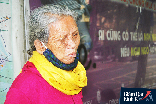 Cụ bà có nhiều năm lang thang ở Hà Nội cho biết, chưa bao giờ chứng kiến cảnh vắng vẻ như bây giờ