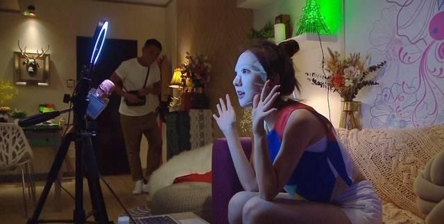 "Đặc cảnh sân bay" của TVB: Á hậu Hồng Kông gây chú ý vì cảnh ngồi lên người nhạy cảm với Dương Minh - Ảnh 6.