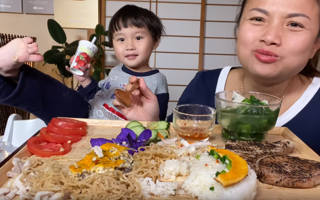 Bé "khỉ con" Sa đã khỏe lại sau trận ốm sốt, vui vẻ ăn cơm tấm sườn bì cùng mẹ Quỳnh Trần trong vlog mới