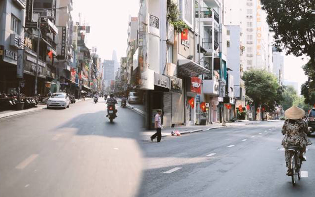 Trái ngược với cảnh hàng ngàn người chen nhau trên đường về quê tại các cửa ngõ thành phố, có một Sài Gòn bình yên đến lạ ngay trong trung tâm thành phố
