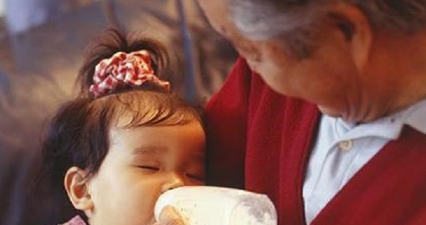 Con nhỏ 1 tuổi nhất quyết không uống sữa do bố mẹ pha nhưng bình sữa bà nội đưa thì tu cạn sạch, người mẹ hốt hoảng khi khám phá ra "bí mật" phía sau - Ảnh 1.