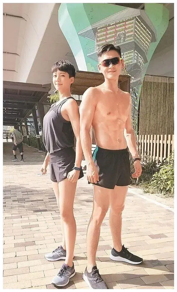 "Đặc cảnh sân bay" của TVB: Á hậu Hồng Kông xấu hổ đóng cảnh ngồi trên đùi bạn diễn, Thái Tư Bối được khen thân hình đẹp  - Ảnh 10.