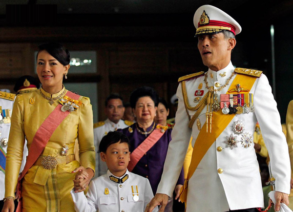 Hoàng tử Thái Lan: Vừa học giỏi vừa có địa vị tôn quý nhưng từ nhỏ đã chịu nhiều đau thương, tương lai "mông lung như một trò đùa" - Ảnh 3.