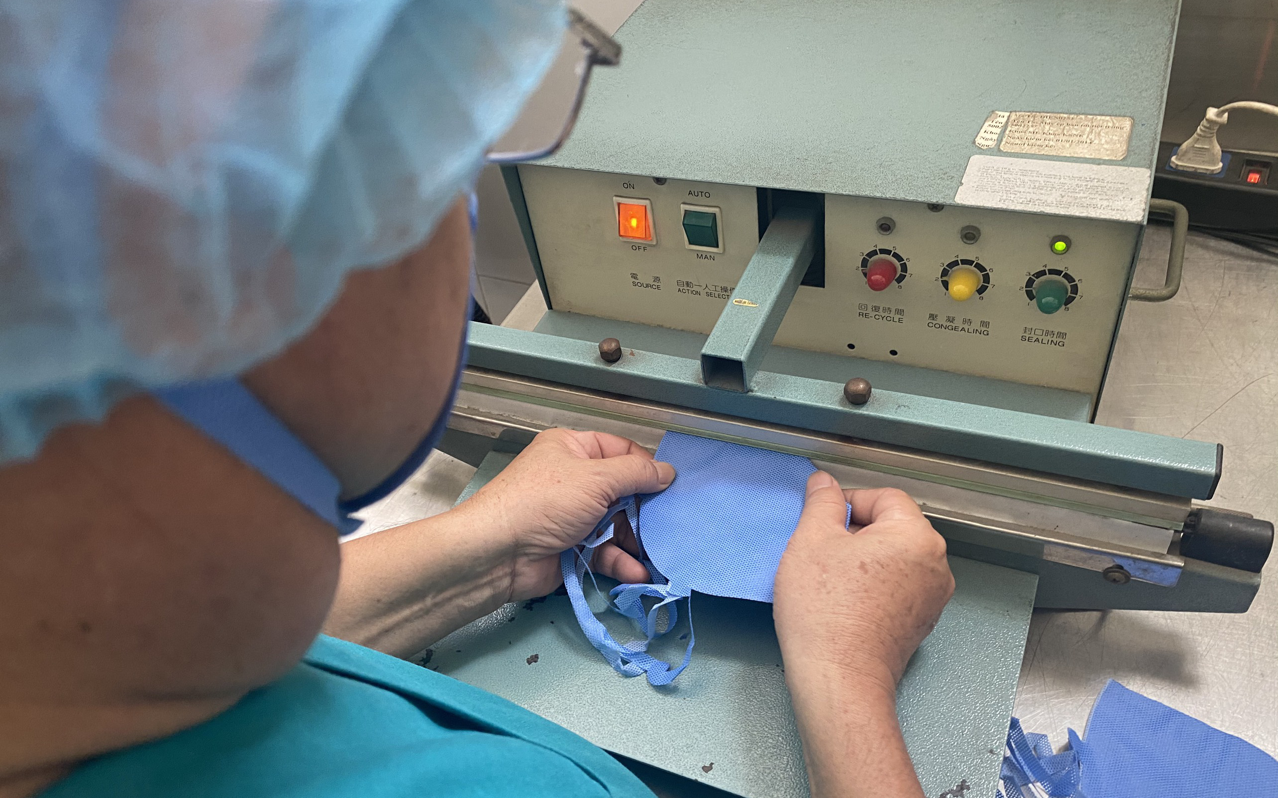 Bệnh viện ở TP.HCM tự chế khuôn dập khẩu trang, làm 3.000 cái mỗi ngày để bác sĩ dùng trong mùa dịch Covid-19