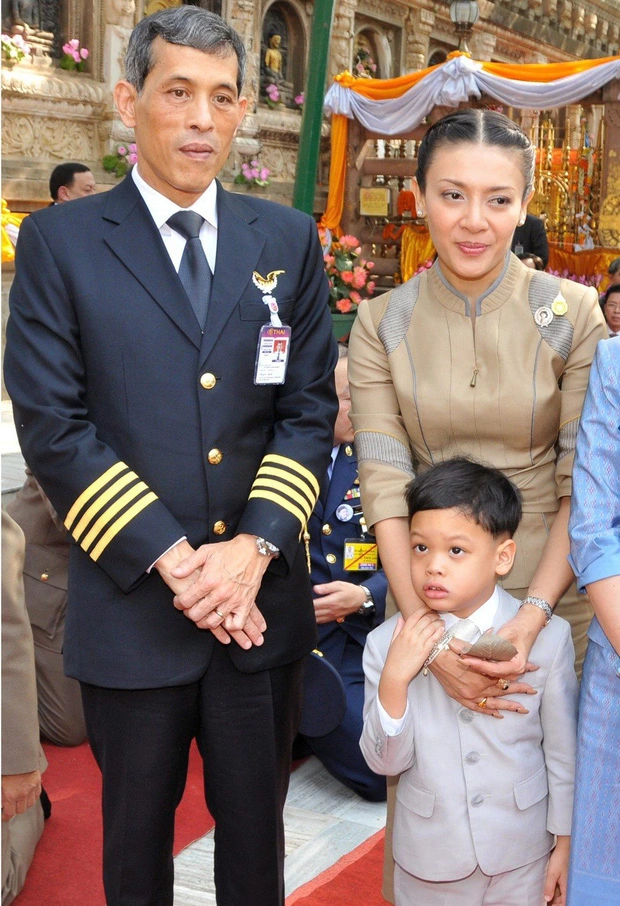 Hoàng tử Thái Lan: Vừa học giỏi vừa có địa vị tôn quý nhưng từ nhỏ đã chịu nhiều đau thương, tương lai "mông lung như một trò đùa" - Ảnh 2.