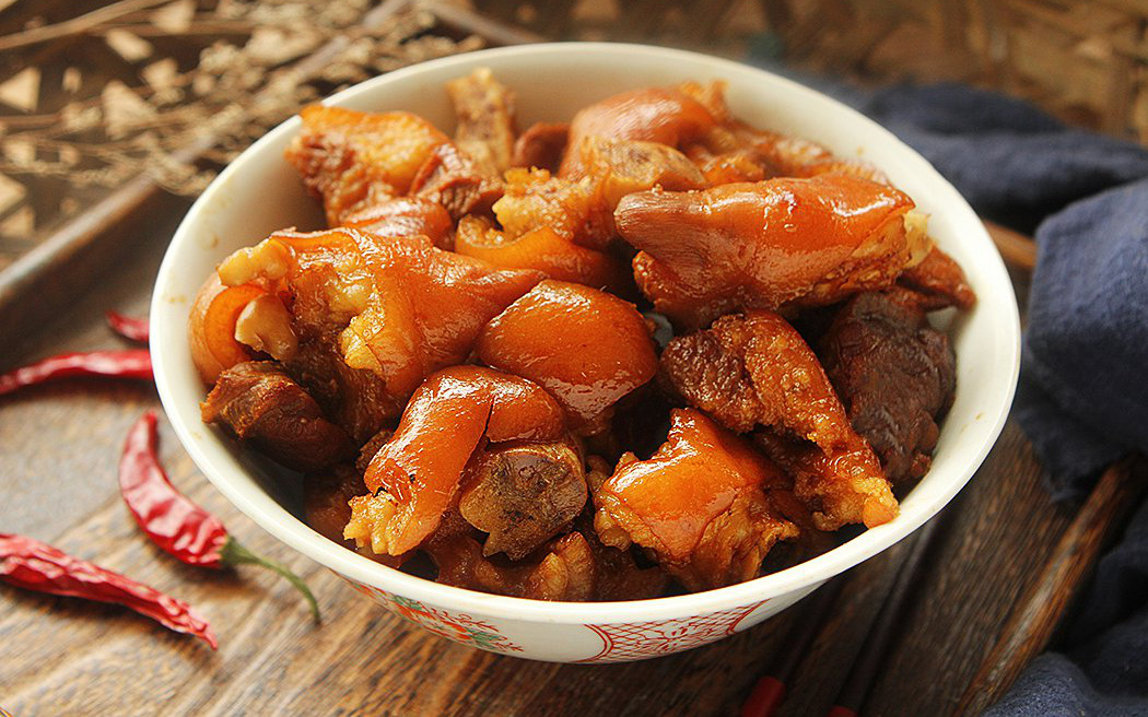 Bổ sung collagen với món móng giò om bia mềm ngon đậm đà cực lạ miệng