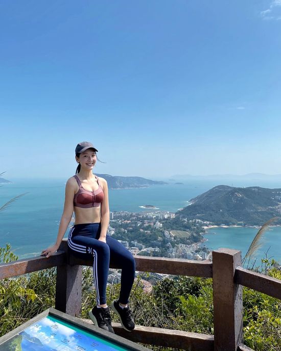 Sao nữ Hồng Kông bị chê phản cảm vì ăn mặc hở hang lên sóng truyền hình  - Ảnh 6.
